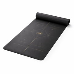 Tapis de yoga nomade écologique AshiMats noir, format 185 x 68 cm et épaisseur 2 mm, en caoutchouc naturel et PU végétalien, présenté déroulé avec repères d’alignement centraux et design Œil Sacré favorisant posture, équilibre et concentration.