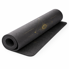 Tapis de yoga de voyage écologique AshiMats noir roulé, dimensions 185 x 68 cm, épaisseur 2 mm, conçu en caoutchouc naturel et PU végétalien, compact et léger pour un transport facile lors des séances de yoga en déplacement ou en extérieur.