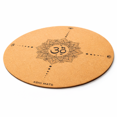 Tapis de yoga rond couleur beige, diamètre 68 cm, en liège naturel, vu de trois quarts, montrant l’épaisseur et la texture du matériau, conçu pour le yoga et la méditation.