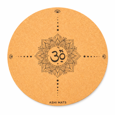 Tapis de yoga rond couleur beige, diamètre 68 cm, en liège naturel, vu de dessus, avec motif central imprimé et surface plane adaptée à la pratique du yoga et de la méditation.