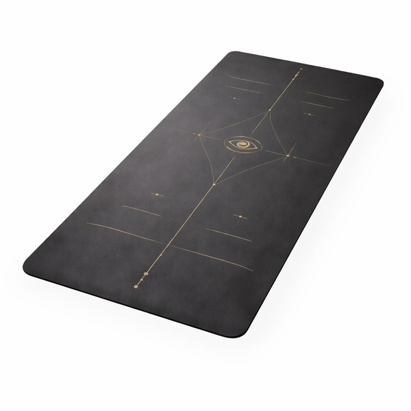 Vue à plat du tapis de yoga de voyage écologique AshiMats noir, dimensions 185 x 68 cm et épaisseur 2 mm, fabriqué en caoutchouc naturel et PU végétalien, avec repères d’alignement dorés et motif Œil Sacré pour une pratique antidérapante et responsable.